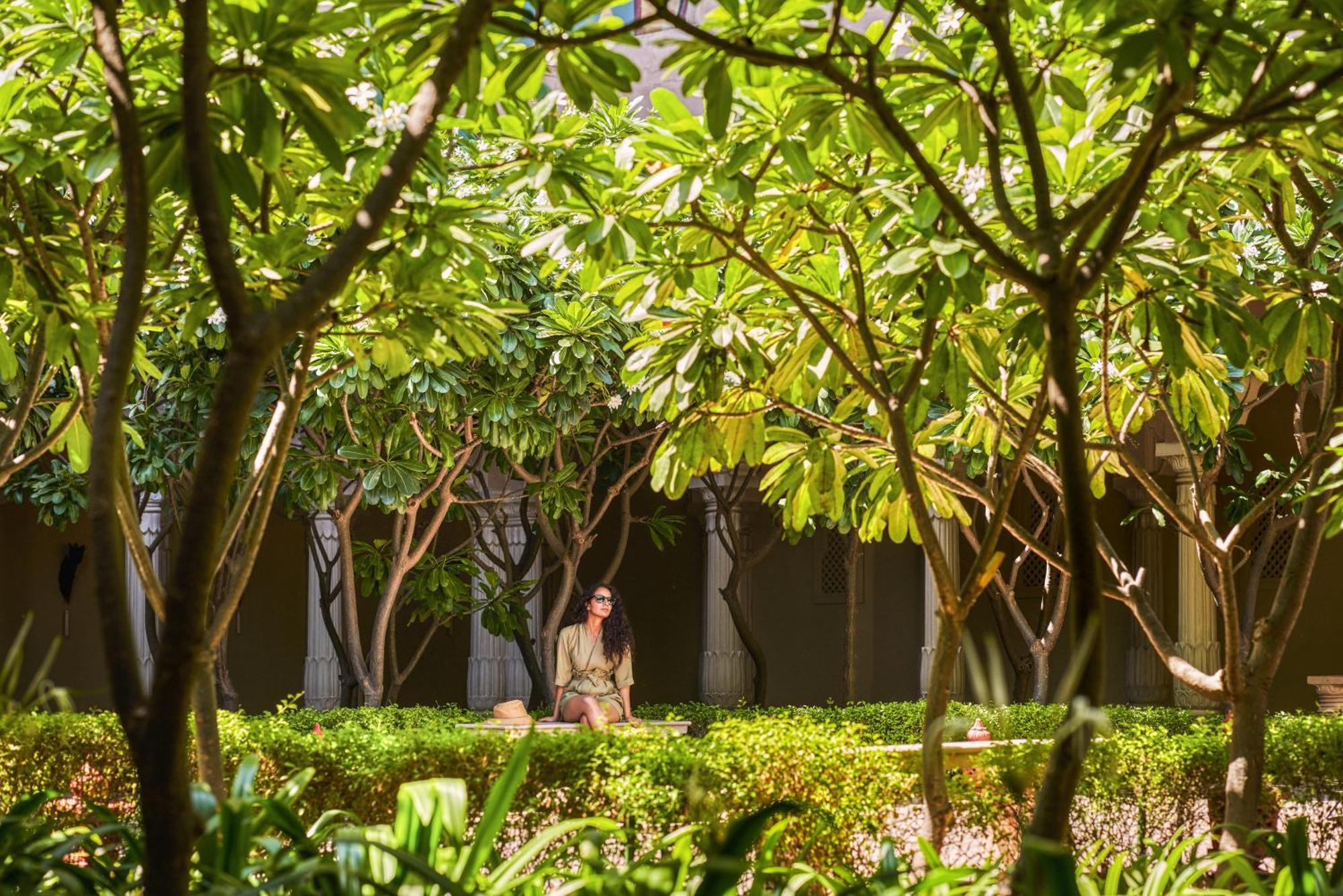 Fairmont Jaipur Otel Dış mekan fotoğraf A woman praying in the garden