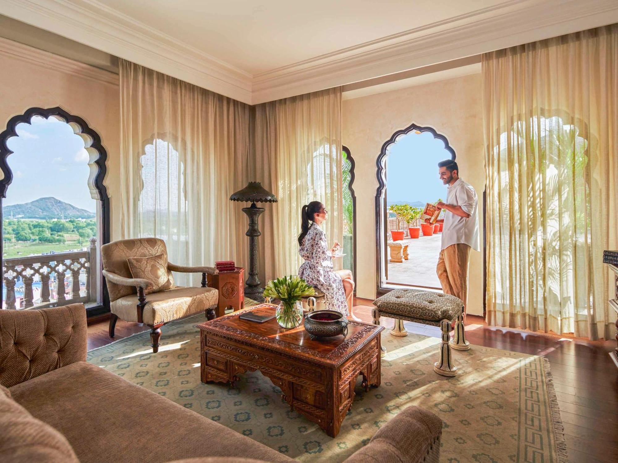 Fairmont Jaipur Otel Dış mekan fotoğraf A suite at the Oberoi Udaivilas Palace